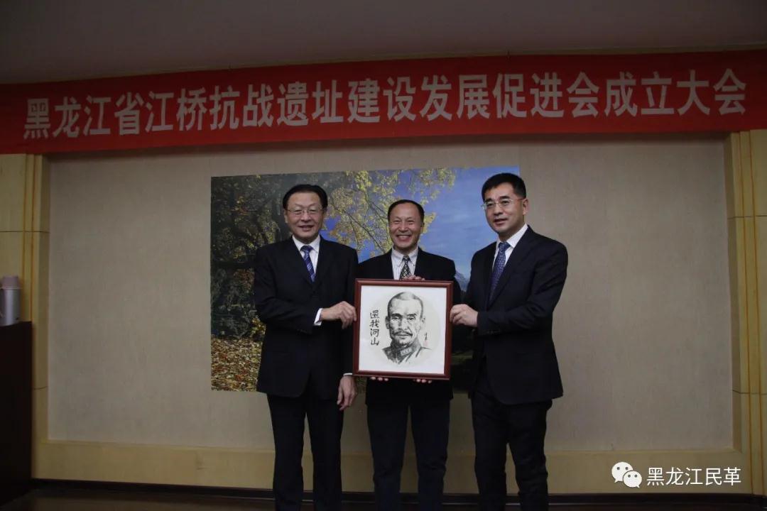安剑亮县长代表促进会向马志伟主席敬献马占山将军画像